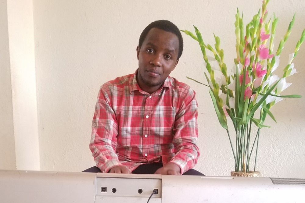 Umuramyi Samson Mpawe yasohoye indirimbo “Ni iby’agaciro” ishishikariza abantu kwizera Yesu